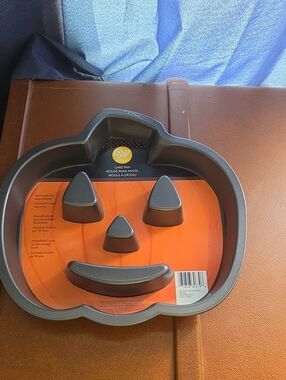 Wilton Gray Pumpkin Jack-O'-Lantern Cake Pan